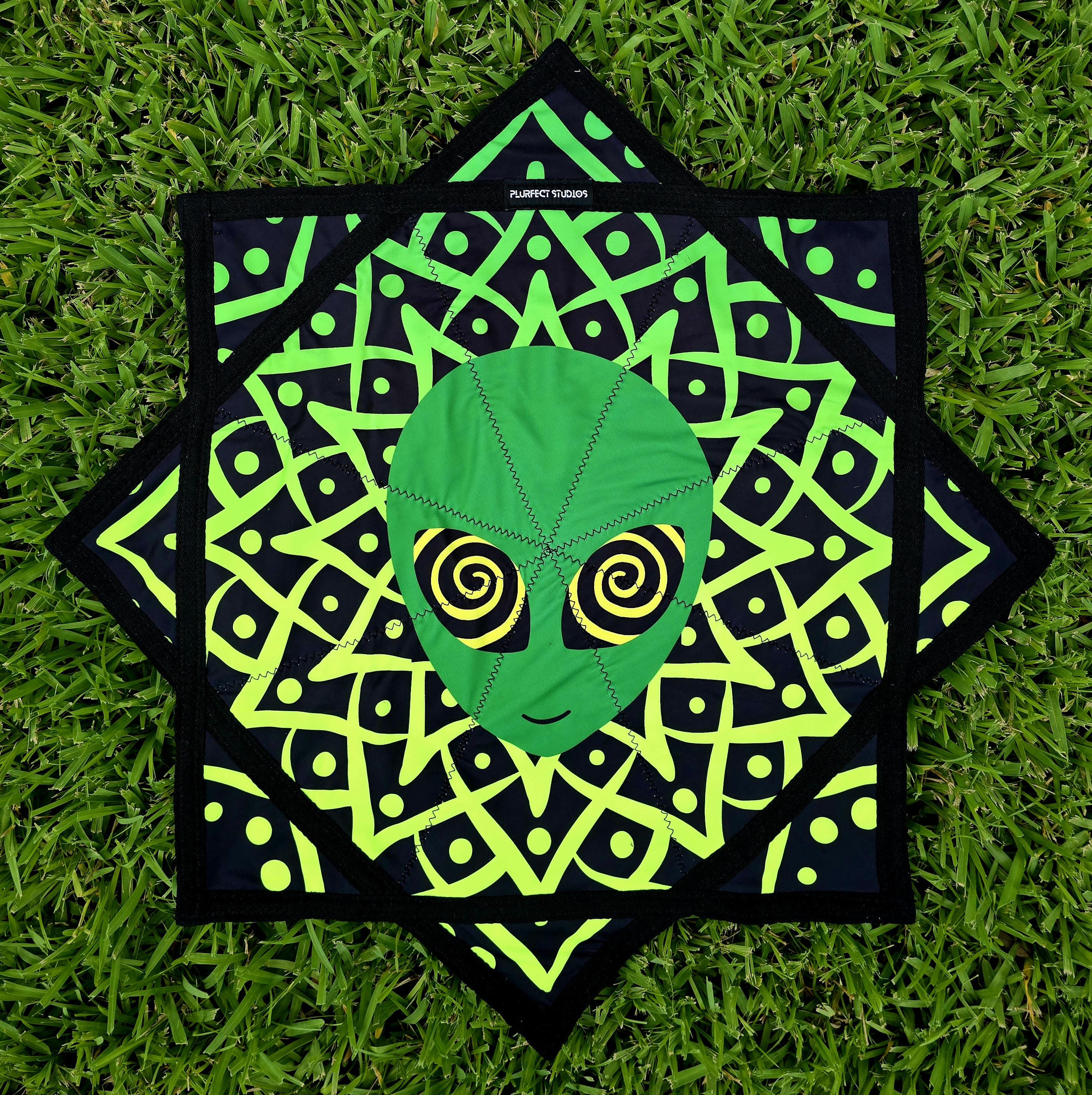 Trippy Alien Flow Star - UV Reactive | Double-Sided | Zig-Zag Stitch - by PLURfect Studios